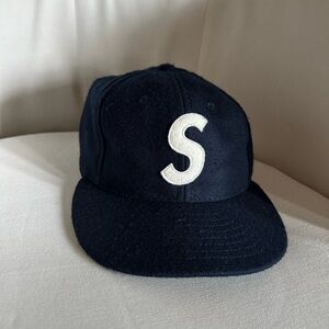 🧢 Supreme S Logo Fitted Cap – Size 7 5/8